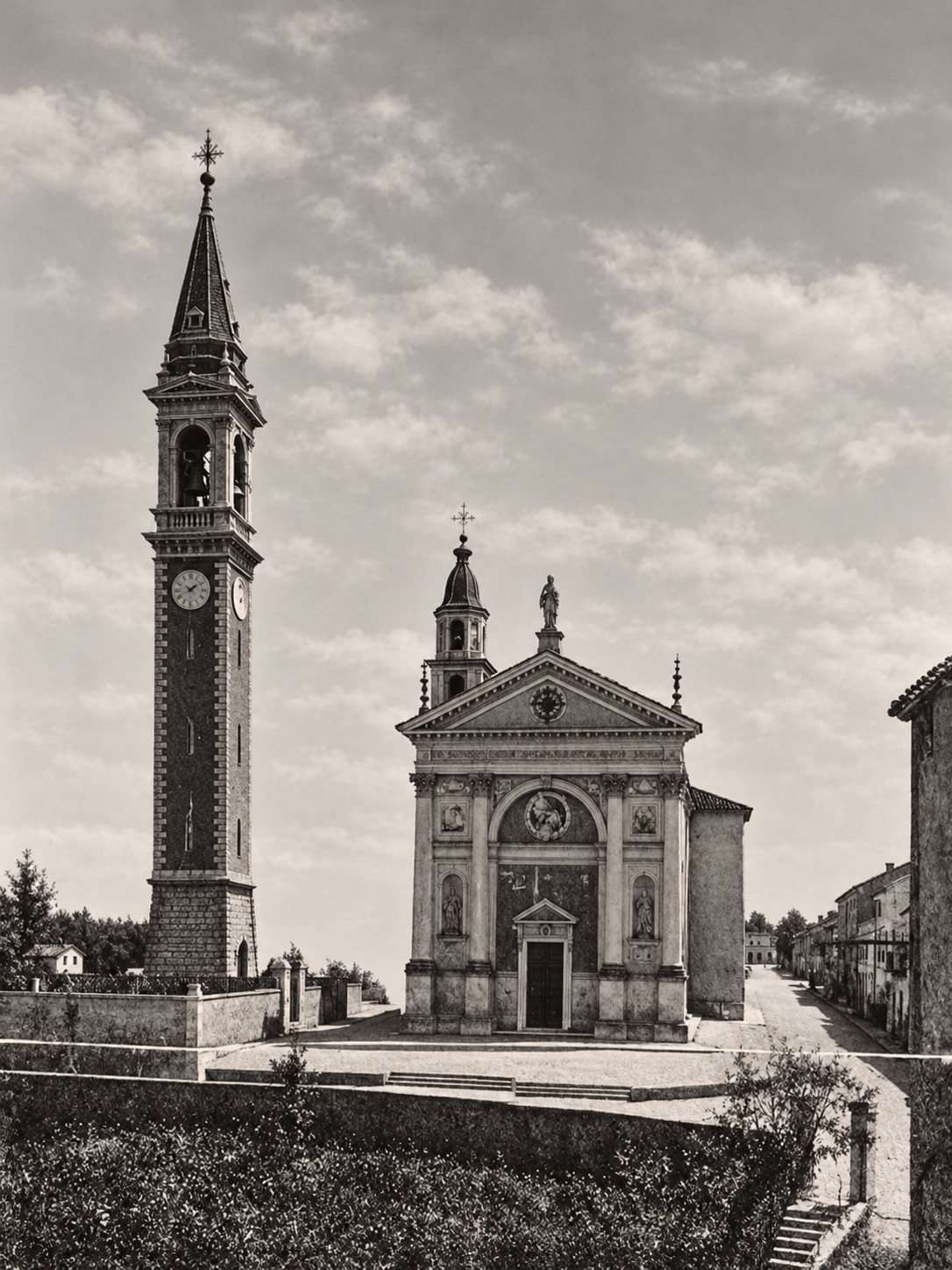 La chiesa di Cavazzale con il nuovo campanile a sinistra e il vecchio campanile ancora visibile dietro la facciata