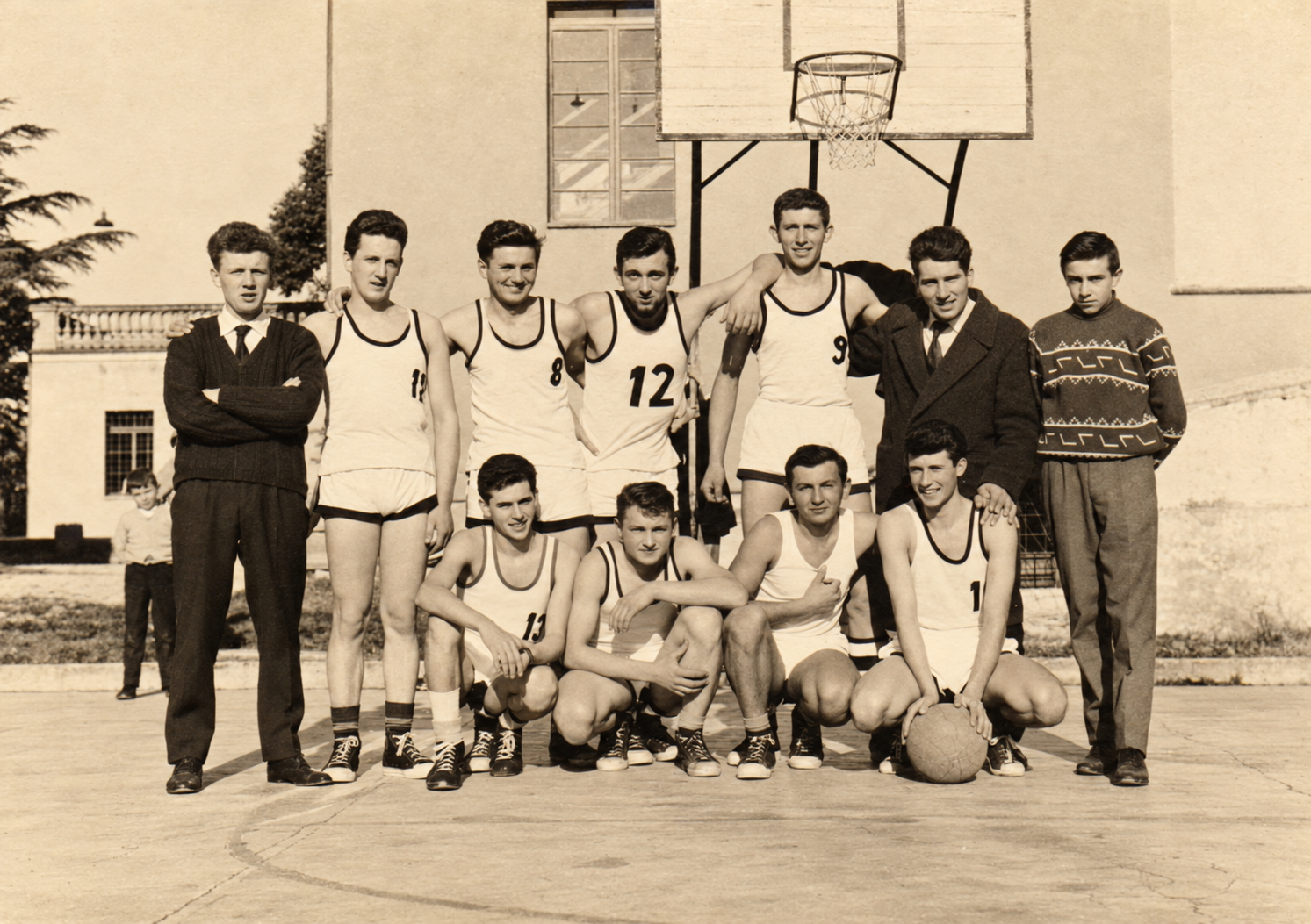 Squadra di pallacanestro di Cavazzale del periodo ILESA, con divise senza sponsor sul campo all’aperto