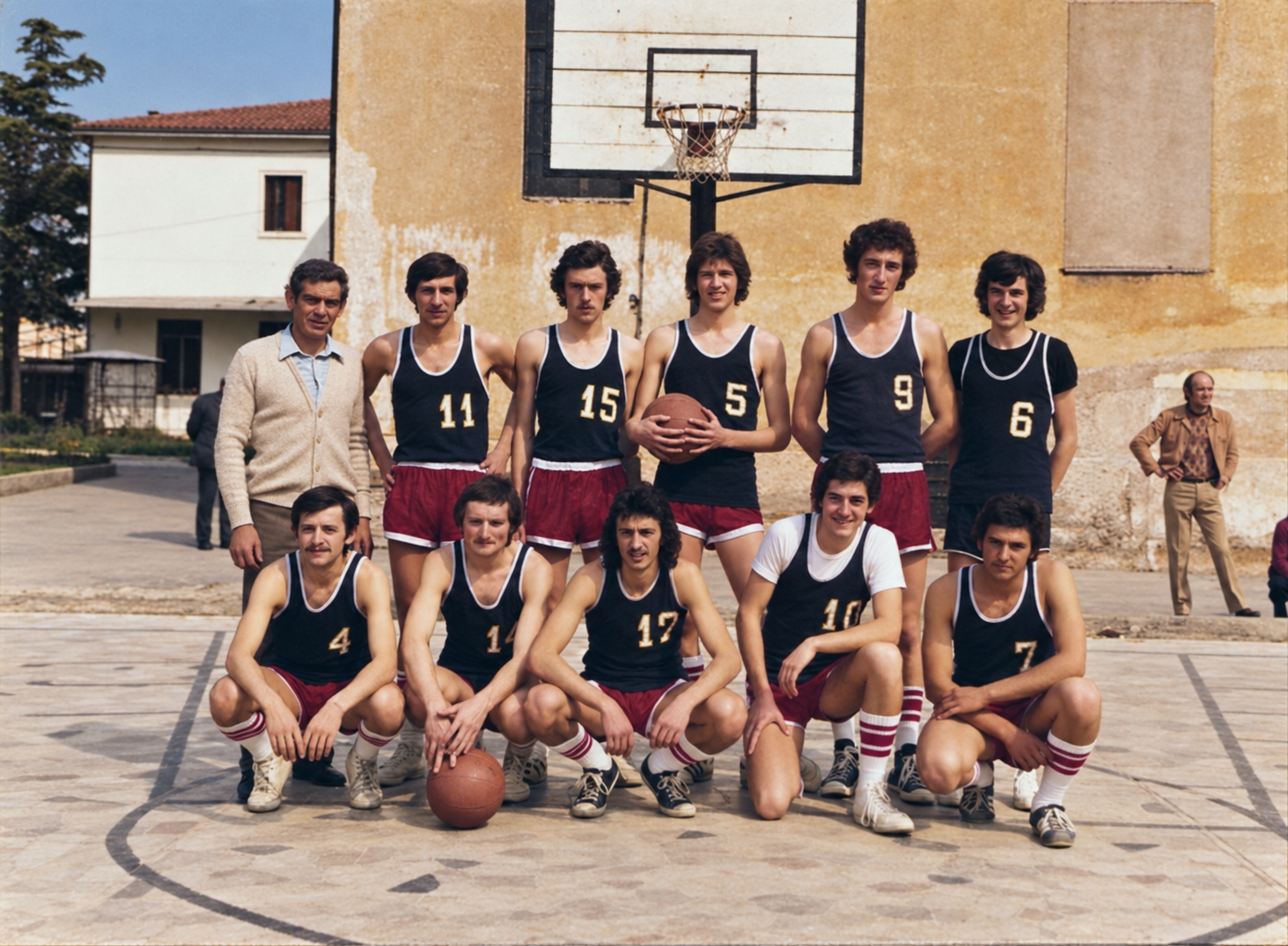 Squadra ILESA del 1974 con allenatore e giocatori sul campo da basket