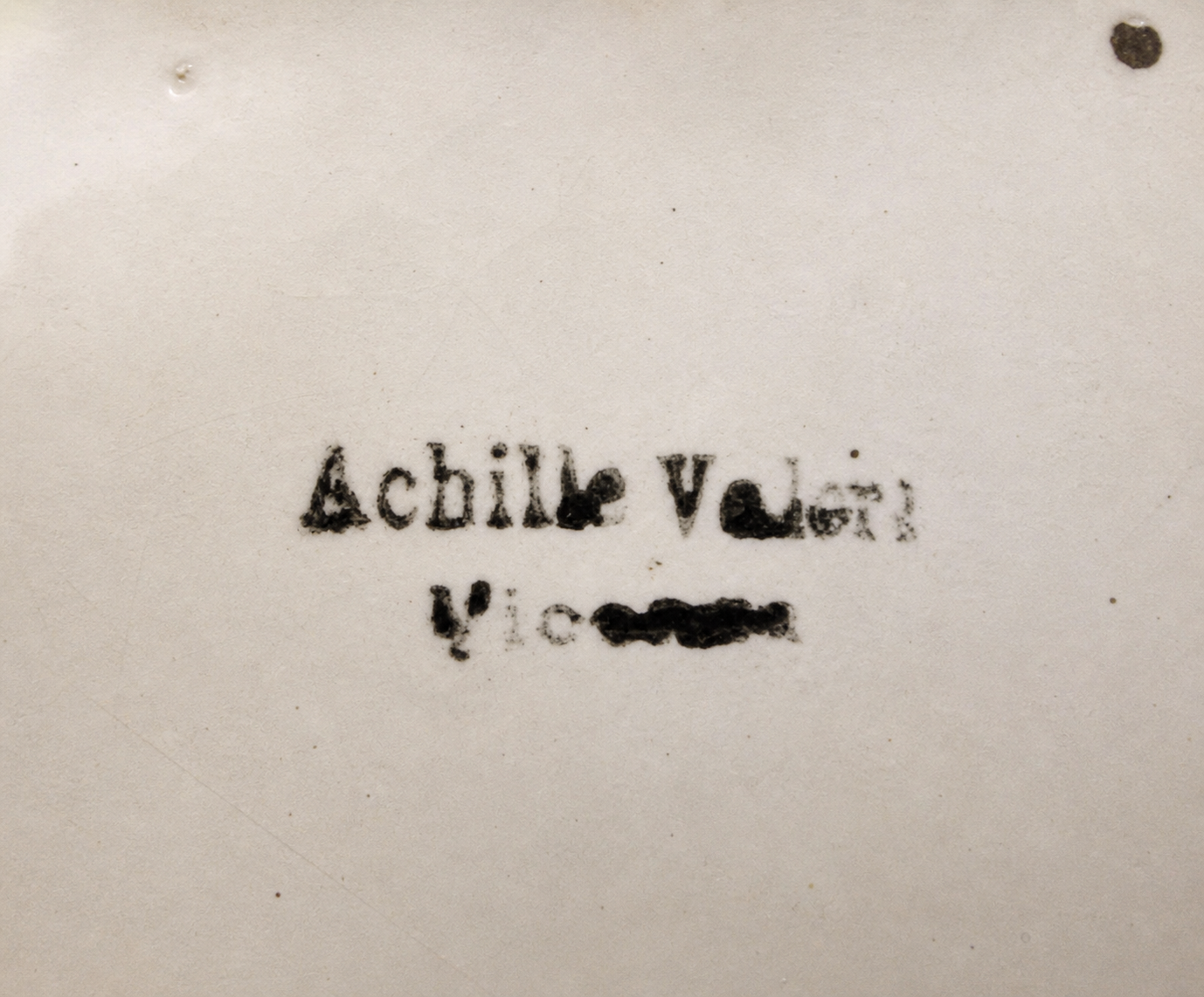 Marchio di fabbrica del periodo di Achille Valeri impresso su una ceramica