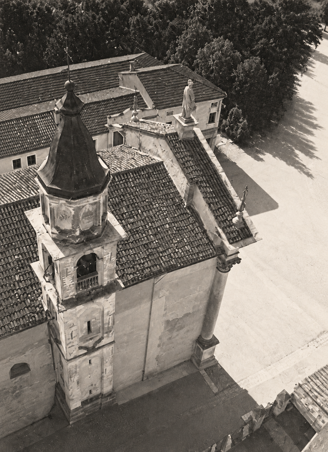 Il vecchio campanile addossato alla chiesa di Cavazzale, fotografato dall’alto del nuovo campanile